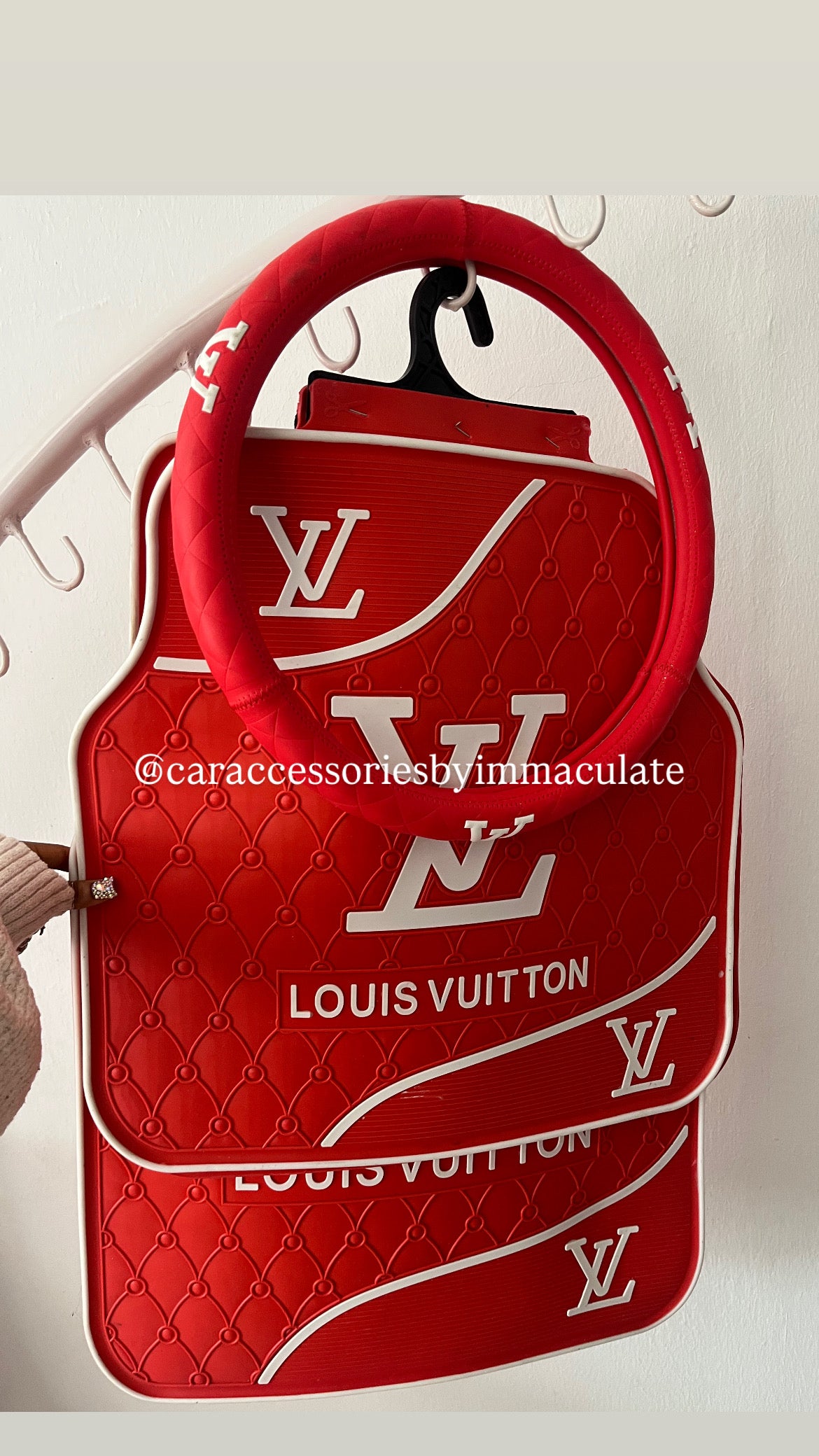LV  (Red and white) 5pcs mats plus steering wheel